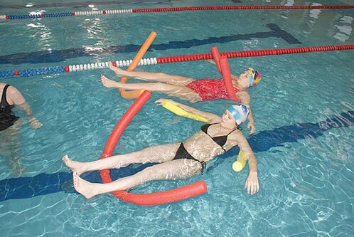 Para el dolor de espalda causado por la osteocondrosis torácica, es necesario visitar la piscina. 