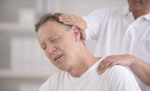 Un hombre con osteocondrosis del cuello en la recepción de un masajista manual