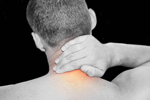 Osteocondrosis de la columna cervical en un hombre.