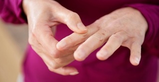 causas de dolor en las articulaciones de los dedos